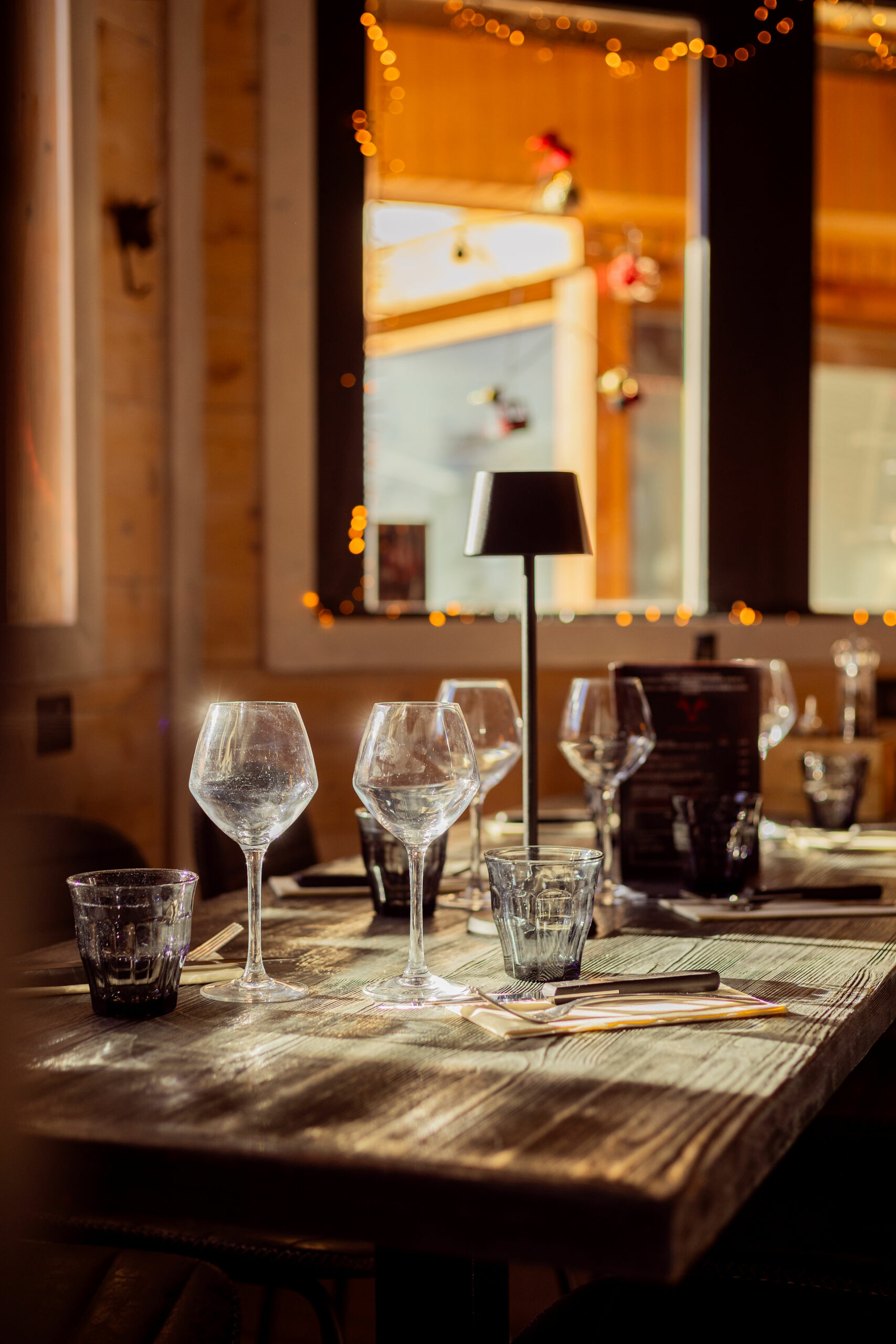 Votre restaurant steakhouse situé dans le quartier des Bruyères aux Menuires, au cœur des 3 Vallées. Idéalement situé au pied des pistes, L’Alpin vous accueille skis aux pieds, pour une pause gourmande à toute heure de la journée, que ce soit pour un déjeuner ensoleillé, une après-midi de détente ou un dîner chaleureux.