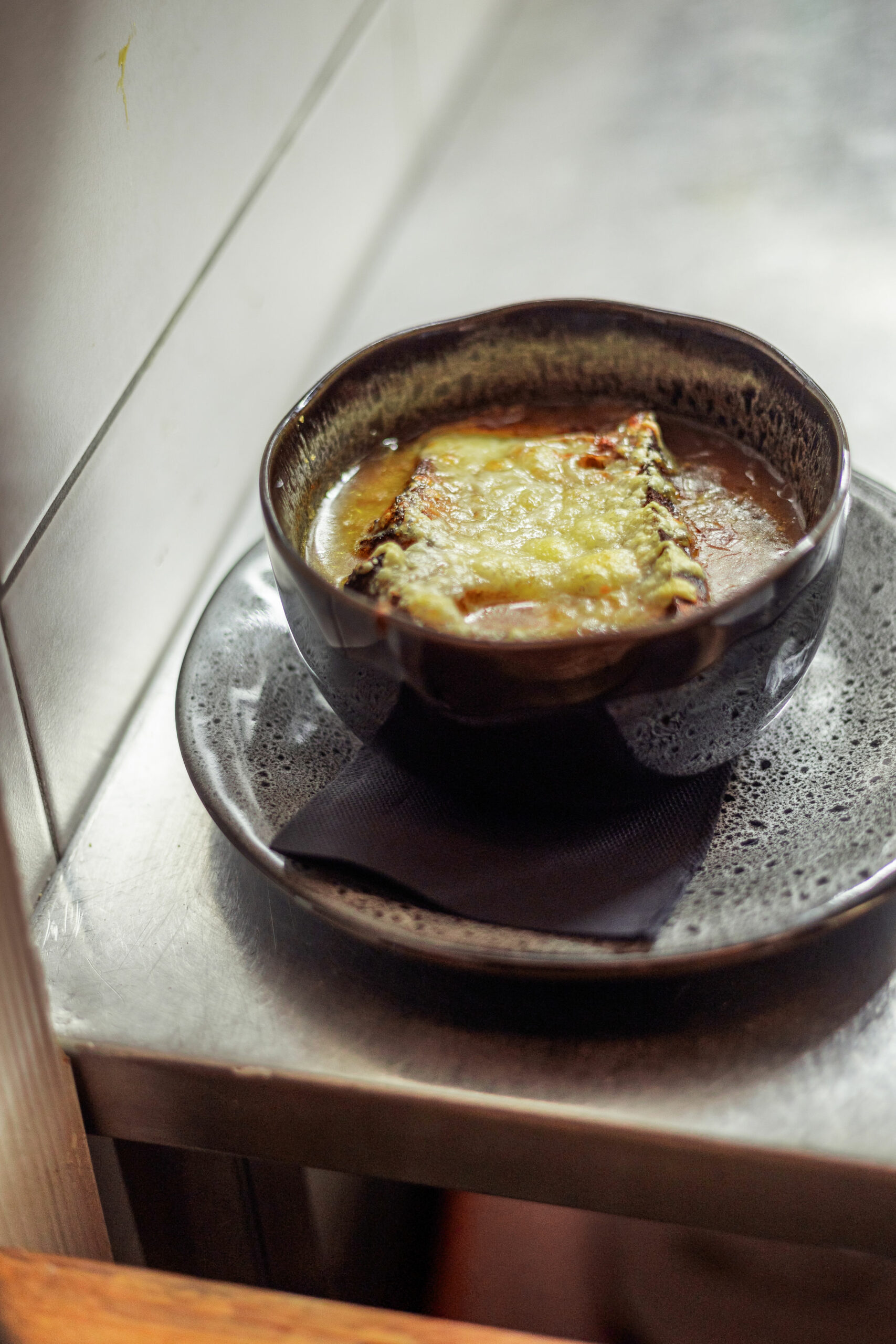 Votre restaurant steakhouse situé dans le quartier des Bruyères aux Menuires, au cœur des 3 Vallées. Idéalement situé au pied des pistes, L’Alpin vous accueille skis aux pieds, pour une pause gourmande à toute heure de la journée, que ce soit pour un déjeuner ensoleillé, une après-midi de détente ou un dîner chaleureux.