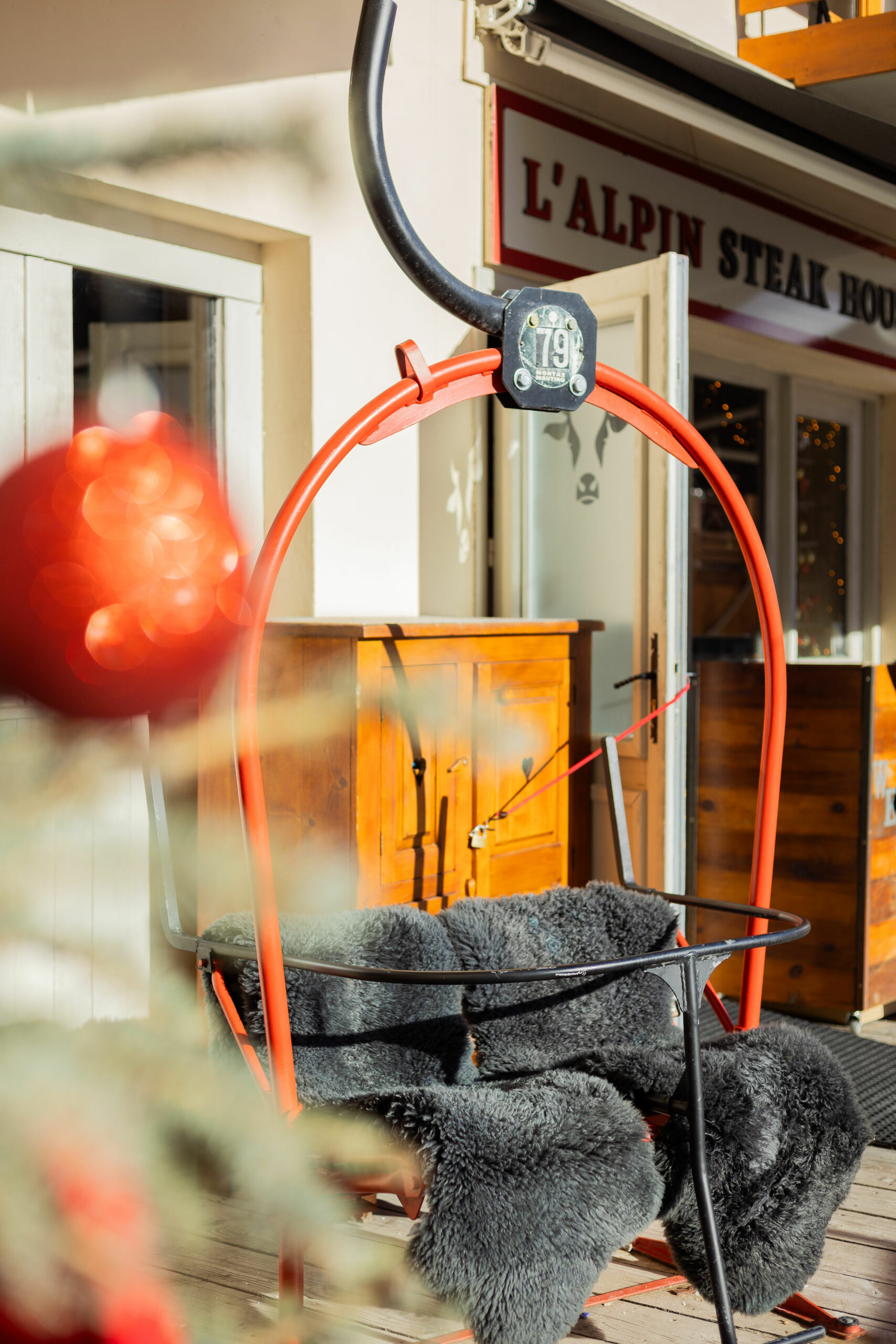 Votre restaurant steakhouse situé dans le quartier des Bruyères aux Menuires, au cœur des 3 Vallées. Idéalement situé au pied des pistes, L’Alpin vous accueille skis aux pieds, pour une pause gourmande à toute heure de la journée, que ce soit pour un déjeuner ensoleillé, une après-midi de détente ou un dîner chaleureux.