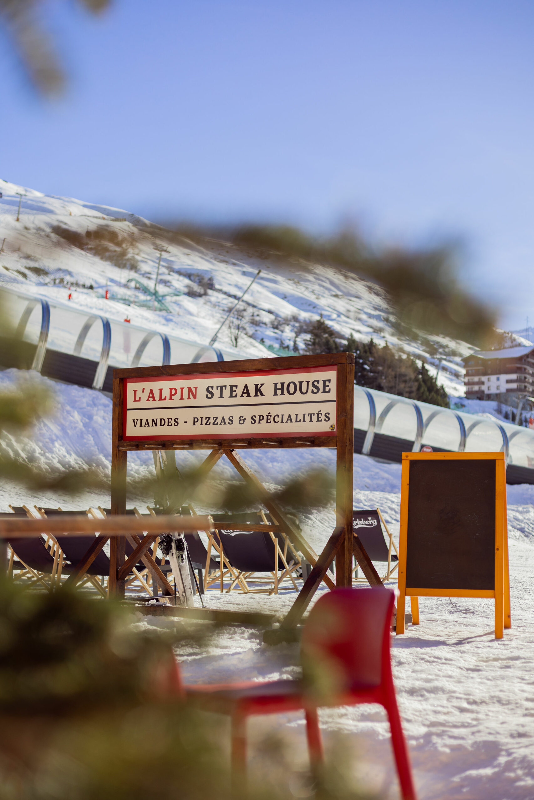 Votre restaurant steakhouse situé dans le quartier des Bruyères aux Menuires, au cœur des 3 Vallées. Idéalement situé au pied des pistes, L’Alpin vous accueille skis aux pieds, pour une pause gourmande à toute heure de la journée, que ce soit pour un déjeuner ensoleillé, une après-midi de détente ou un dîner chaleureux.