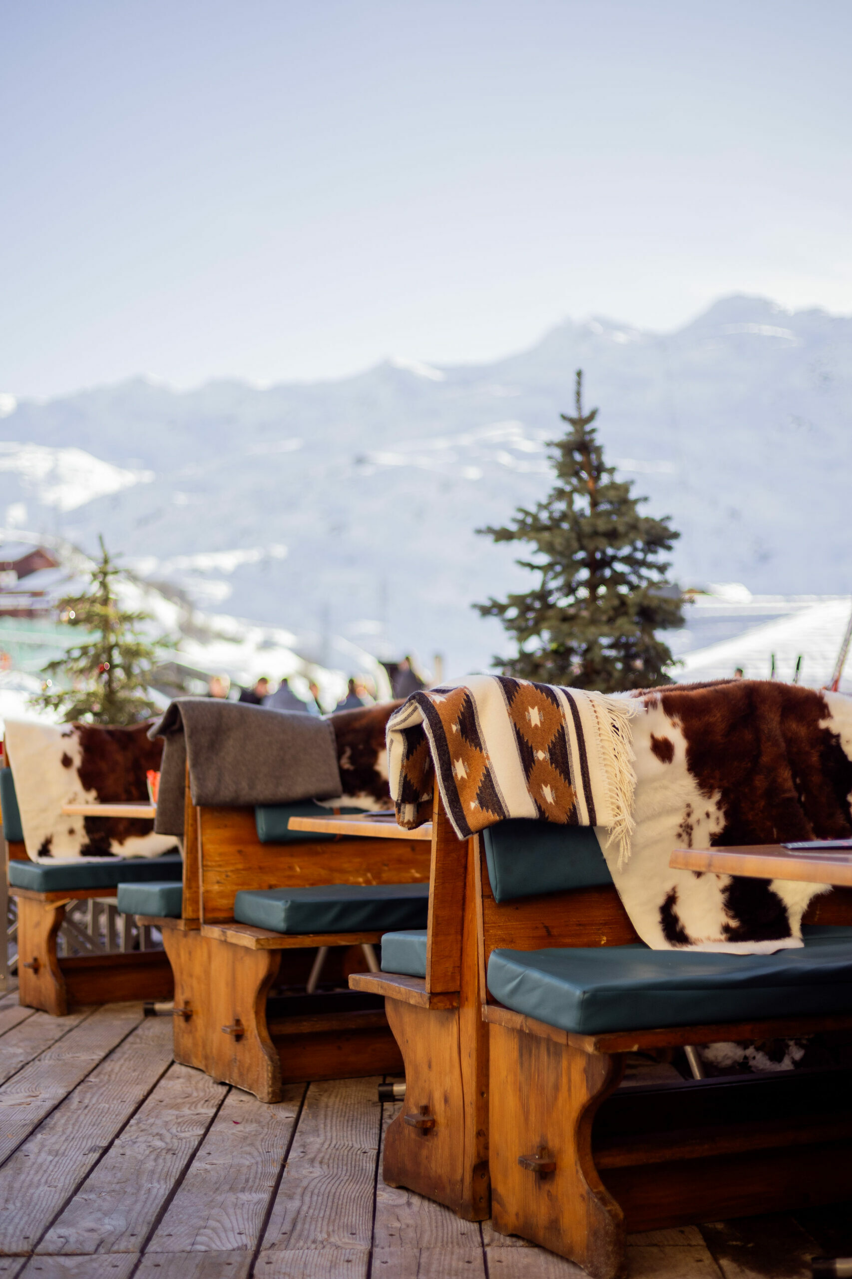 Votre restaurant steakhouse situé dans le quartier des Bruyères aux Menuires, au cœur des 3 Vallées. Idéalement situé au pied des pistes, L’Alpin vous accueille skis aux pieds, pour une pause gourmande à toute heure de la journée, que ce soit pour un déjeuner ensoleillé, une après-midi de détente ou un dîner chaleureux.
